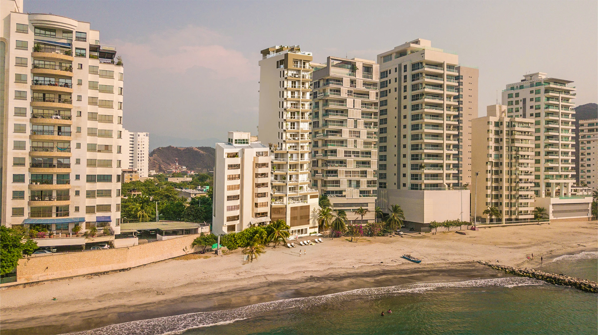 Render de implantación de Arena Apartasuites frente a la playa de Bello Horizonte